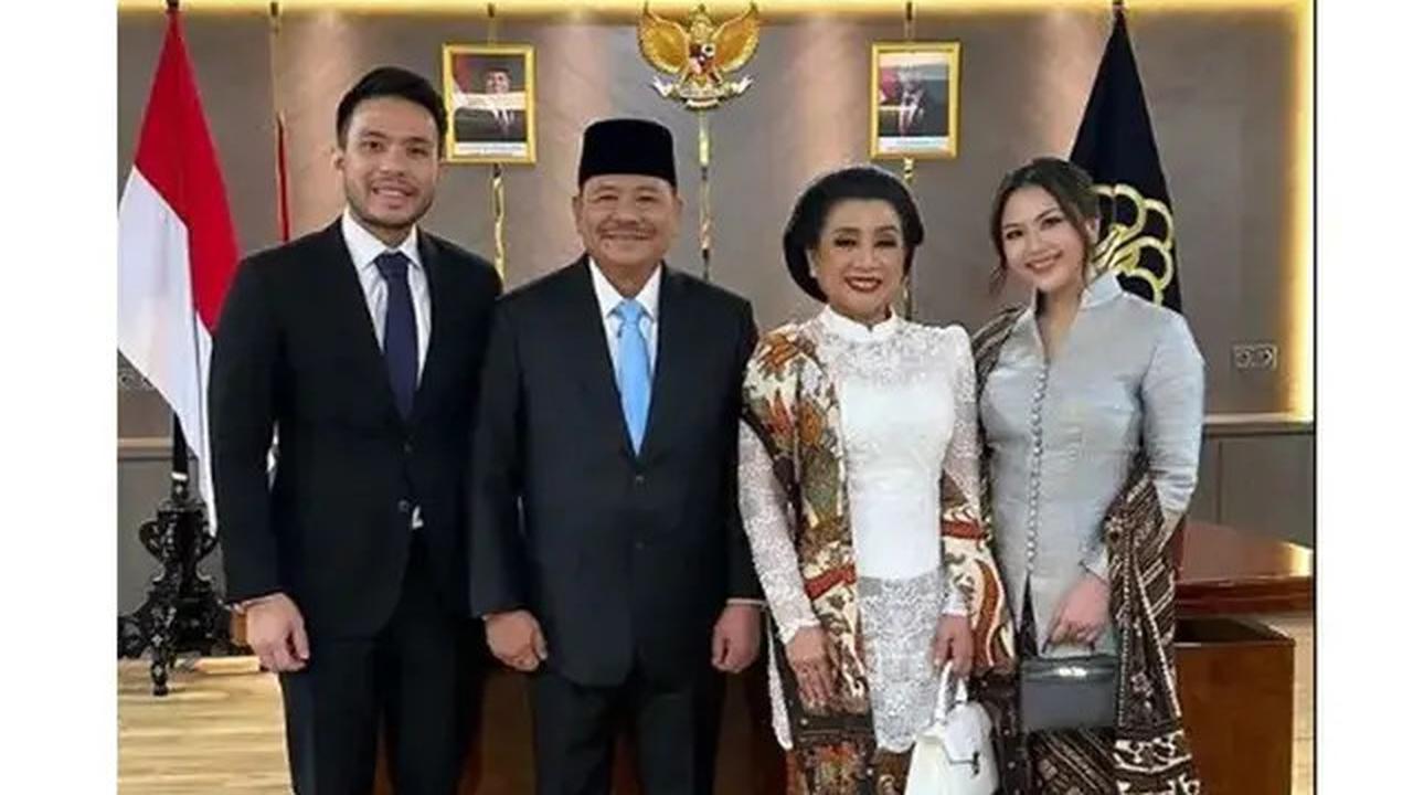 Potret 6 Artis Dampingi Ayah di Acara Pelantikan, Asila Maisa Tampil Memesona