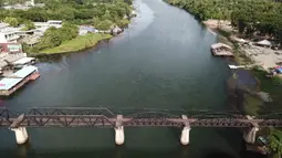 Jembatan di atas Sungai Kwai, bagian paling terkenal dari "Death Railway" di Kanchanaburi, Thailand pada 19 Agustus 2020. Saat Perang Dunia II, Jepang memaksa lebih dari 60.000 tahanan perang sekutu dan hampir 300.000 pekerja Asia Tenggara membangun jalur kereta tersebut. (Xinhua/Thana)