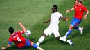 Gelandang Ghana, Michael Essien, berusaha melewati gelandang Ceko, Pavel Nedved, pada laga Piala Dunia 2006.Pria berusia 34 tahun tersebut telah mengikuti dua gelaran piala dunia yaitu pada 2006 di Jerman dan 2014 di Brazil. ( EPA/Felix Heyder).