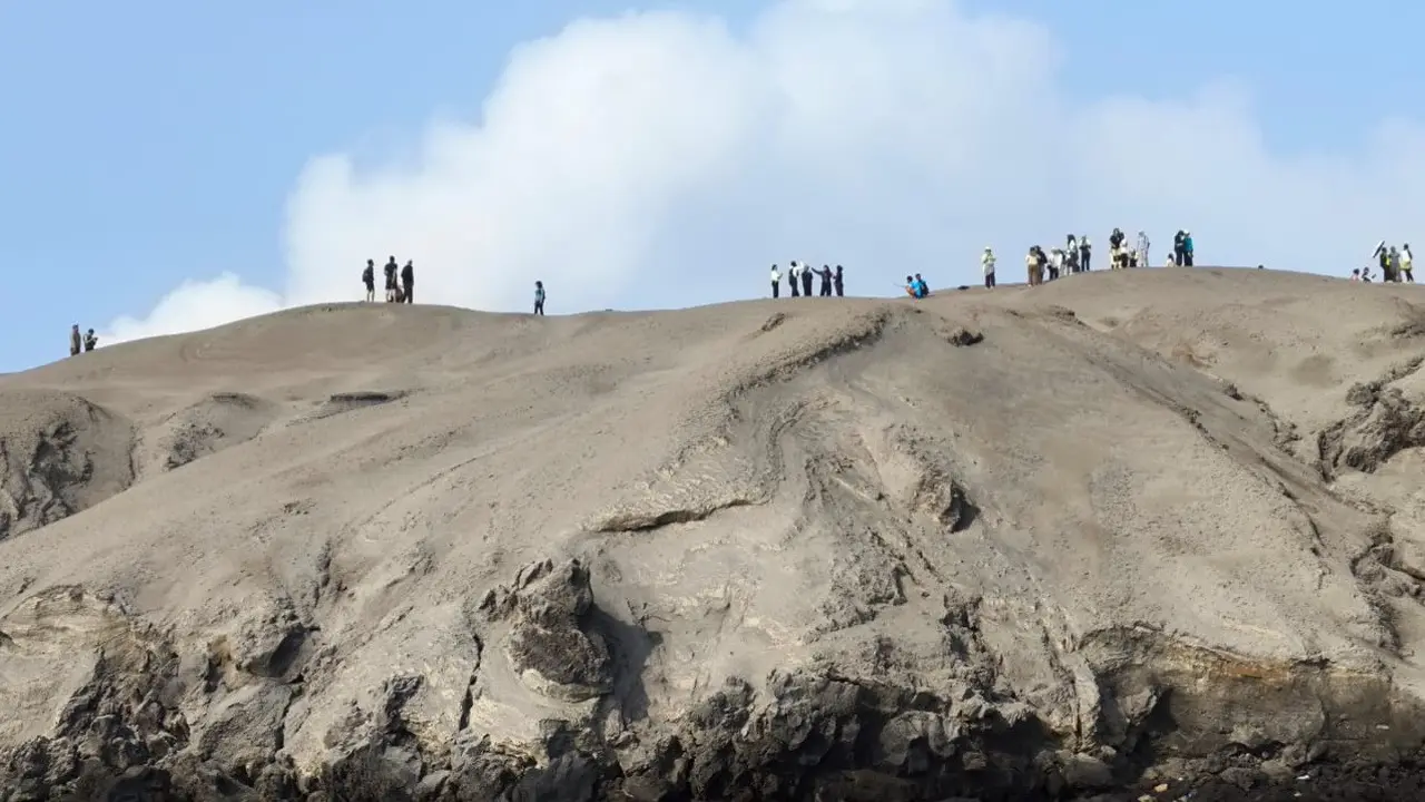 Wisatawan Nekat Naik Lereng Gunung Anak Krakatau, Padahal Status Masih Siaga Level III