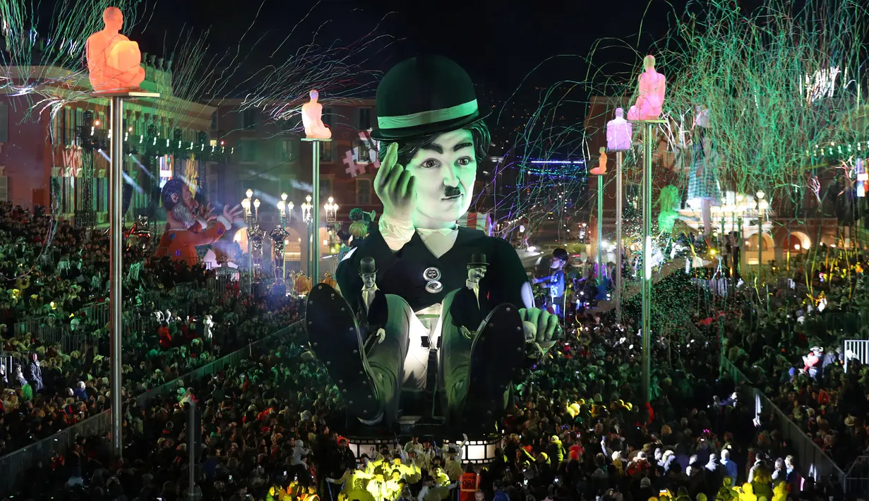 Kendaraan hias membawa patung raksasa Charlie Chaplin saat diarak pada parade karnaval Nice ke-135 di Nice, Prancis (16/2). (Valery Hache/AFP)