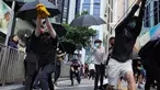 Para pengunjuk rasa menggunakan ketapel mencoba menembak saat demonstrasi di Hong Kong (11/11/2019). Ketapel hingga panahan digunakan para demonstran Hong Kong sebagai senjata saat unjuk rasa yang telah berlangsung selama lima bulan. (AP Photo/Vincent Yu)