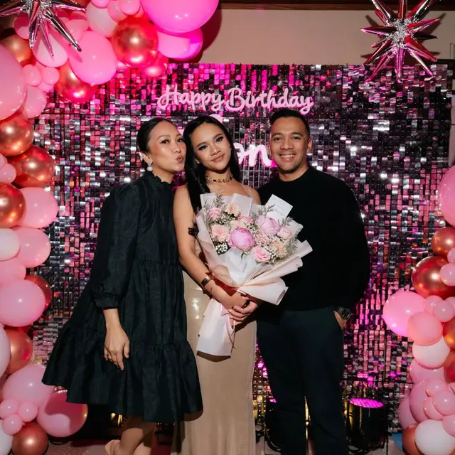 Gaya Neona Ayu Rayakan Sweet Seventeen, Tampil Glamor dalam Balutan Dress Metalik Ungu-Cream