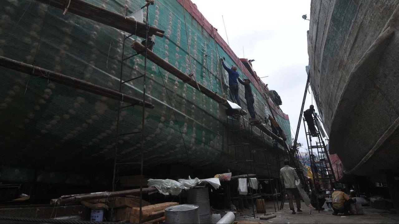 Pekerja menyelesaikan perbaikan kapal nelayan di galangan kapal Muara Angke, Jakarta, Kamis (23/5/2024).&nbsp;Galangan kapal Muara Angke menjadi salah satu ujung tombak industri kemaritiman di Jakarta. Pasalnya, di tempat inilah kapal-kapal nelayan yang m