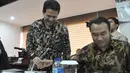 Ketua KPU, Husni Kamil Manik (kiri) saat menghadiri rapat dengan DPR di Gedung Nusantara III Kompleks Parlemen, Senayan, Jakarta, Senin (4/5/2015). (Liputan6.com/Andrian M Tunay)