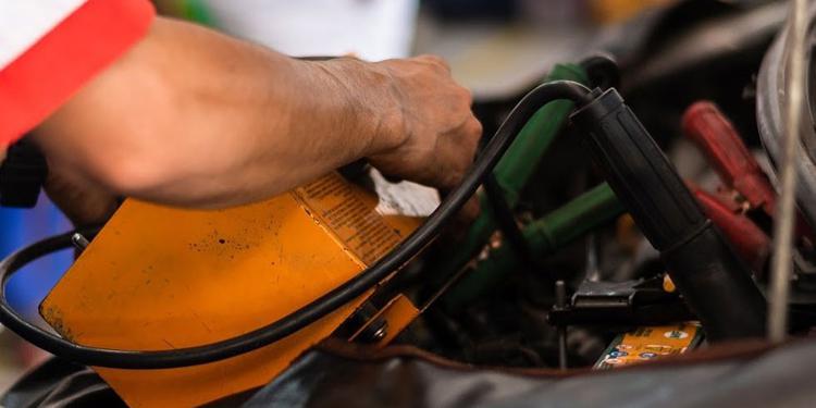 Cara Mudah Mengecek Kondisi Aki di Rumah - Berita Otosia.com