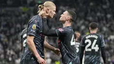 Pemain Manchester City Erling Haaland dan Phil Foden merayakan gol kedua tim mereka yang dicetak ke gawang Tottenham Hotspur dalam laga tunda pekan 34 Premier League 2023/2024 di Tottenham Hotspur Stadium, Rabu (15/5/2024) dini hari WIB. (AP Photo/Kin Cheung)