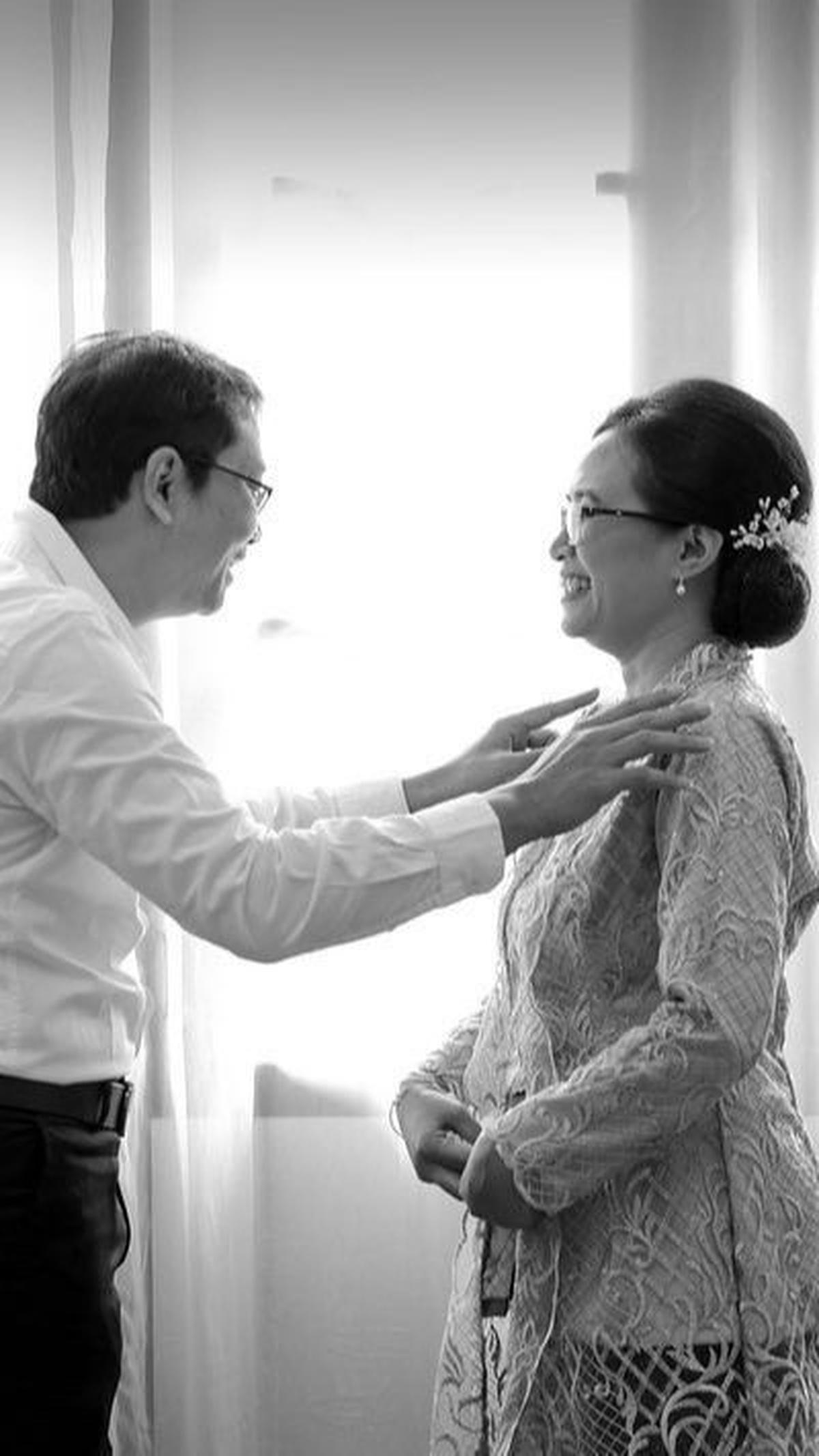 Seolah memiliki semangat juang yang sama, sepuluh tahun kemudian tepatnya Selasa (29/8) Puji Astuti mengikuti jejak suaminya dengan gelar Guru Besar Farmasi. Momen persiapan pengukuhannya cukup menyentuh lantaran didampingi suami dan anak-anaknya.