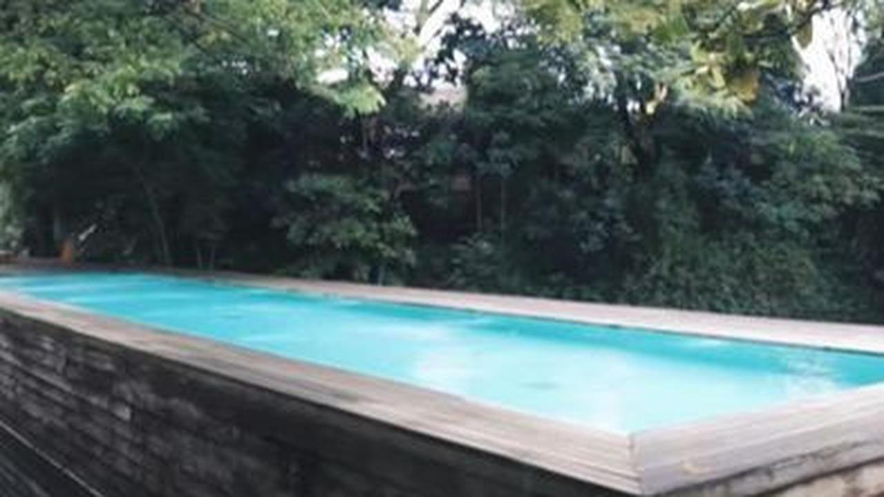 Kolam Renang Besar di Depan Rumah<br>