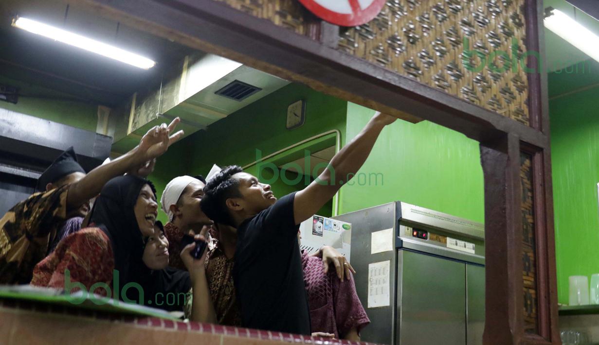 Andik Vermansah selfie bersama karyawan rumah makan Wong Solo di Selangor, Malaysia, Rabu (27/01/2016). (Bola.com/Nicklas Hanoatubun)