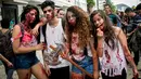 Orang-orang memakai kostum dan dandanan menyerupai zombie dalam acara Zombie Walk di Rio de Janeiro, Brasil, Jumat (2/11). Ribuan orang ini beraksi sebagai Zombie untuk memeriahkan peringatan Hari Para Arwah. (Andre Horta/Fotoarena/Sipa USA)