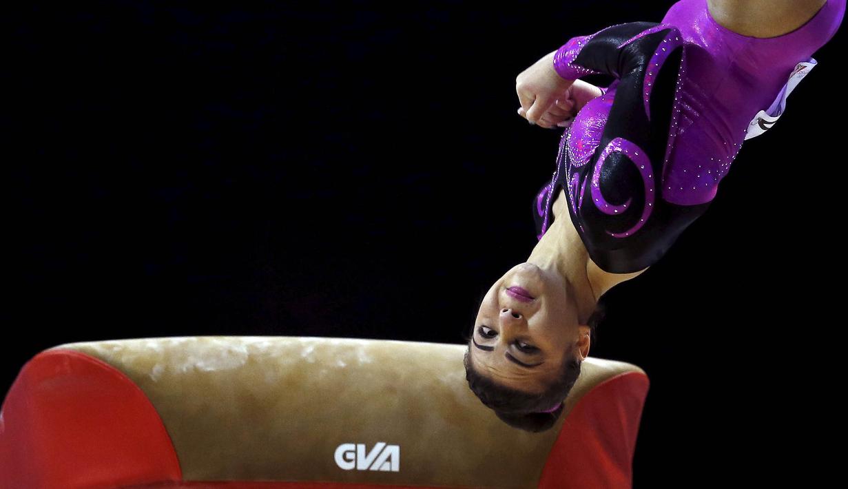 Pesenam Claudia Fragapane beraksi pada kategori Women's all-around pada Kejuaraan British Gymnastics Championships di Liverpool, Inggris, (9/4/2016). (Reuters/Phil Noble) 