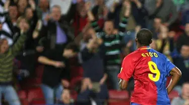 Barcelona&#039;s Samuel Eto&#039;o celebrates his goal during Liga match Barcelona vs Almeria at New Camp stadium, in Barcelona on October 25, 2008. AFP PHOTO/JOSEP LAGO 