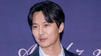 Aktor Kim Nam Gil tampil necis dengan jas hitam dan kemeja putih.  [Foto: IG/koreandispatch].