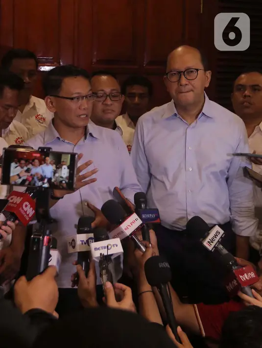 Ketua Tim Kampanye Nasional Koalisi Indonesia Maju, Roslan Roeslani (kanan) bersama dengan Presiden Konfederasi Serikat Pekerja Nusantara (KSPN) Ristadi memberi keterangan usai pertemuan dengan Calon Presiden dari Koalisi Indonesia Maju Prabowo Subianto di Jakarta, Rabu (29/11/2023). (Liputan6.com/Angga Yuniar)