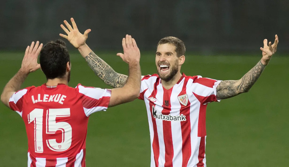 Pemain Athletic Bilbao merayakan keberhasilan tembus ke final Piala Super Spanyol usai mengalahkan Real Madrid 2-1 di Estadio La Rosaleda, Jumat (15/1/2021). Athletic Bilbao akan berhadapan dengan Barcelona di laga final nanti. (AFP/Jorge Guerrero)