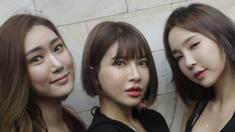 Tiga orang gadis ring One Championship berpose saat sesi foto di Hotel Century, Jakarta, Jumat (18/1). Ketiganya akan bertugas pada gelaran One Championship di Istora Senayan pada Sabtu (19/1) besok. (Bola.com/Vitalis Yogi Trisna)