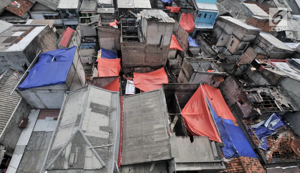 Pemandangan pemukiman yang dilanda kebakaran di Tambora, Jakarta, Kamis (10/1). Para korban berharap pemerintah segera membangun kembali hunian mereka. (Merdeka.com/Iqbal Nugroho)