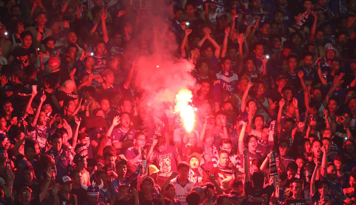 Bobotoh Persib merayakan kemenangan Persib atas Sriwijaya FC 2-0 dalam Final Piala Presiden 2015 di Stadion Utama Gelora Bung Karno, Jakarta, Minggu (18/10/2015). (Bola.com/Nicklas Hanoatubun)