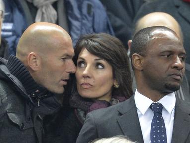 Zidane saat ini tengah menganggur setelah mundur dari kursi pelatih Real Madrid. Dia sempat dirumorkan menjadi pengganti Ole Gunnar Solskjaer di Old Trafford. (AFP/Miguel Medina)