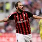 Striker AC Milan Gonzalo Higuain merayakan gol ke gawang Chievi Verona pada laga Serie A di San Siro, Minggu (7/10/2018). (AFP/Marco Bertorello)