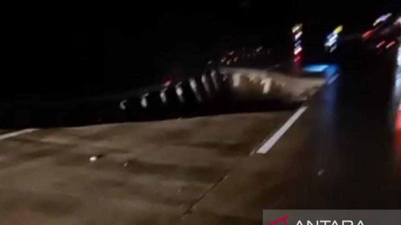 PT Waskita Toll Road (WTR) selaku pengelola Tol Bogor-Ciawi-Sukabumi (Tol Bocimi) mengungkap dugaan pemicu longsor di KM 64-600 Tol Parungkuda, Kecamatan Ciambar, Kabupaten Sukabumi, Jawa Barat.<br>