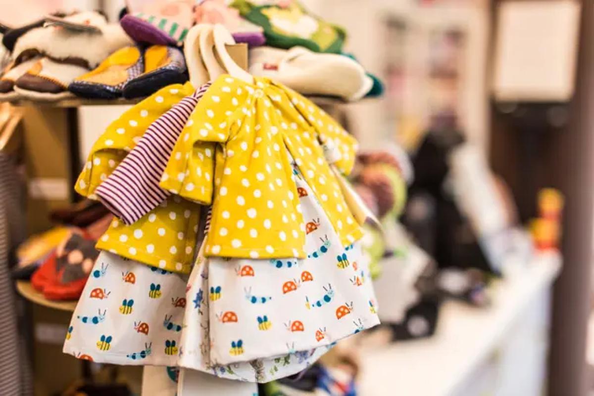 Pewangi pakaian menjadi solusi jitu untuk menambahkan kenyamanan dan melembutkan serat kain saat dikenakan. Yuk kita intip tips memilih pewangi pakaian yang tepat untuk bayi dan keluarga./ Photo by Baby Natur on Unsplash