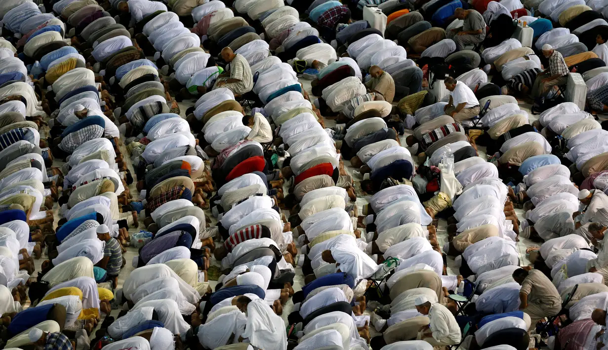 Ribuan Umat muslim saat melakukan shalat berjamaah di sekitar Ka'bah dalam Masjidil Haram selama bulan suci Ramadhan di Mekkah, Arab Saudi, (8/6). (REUTERS/Faisal Al Nasser)