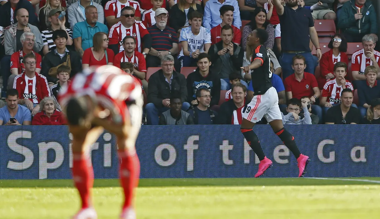 Ekspresi Anthony Martial setelah mencetak gol kedua ke gawang Southampton dalam lanjutan Liga Premier Inggris di Stadion St. Mary, Southampton, Minggu (20/9/2015). (Reuters/Stefan Wermuth)