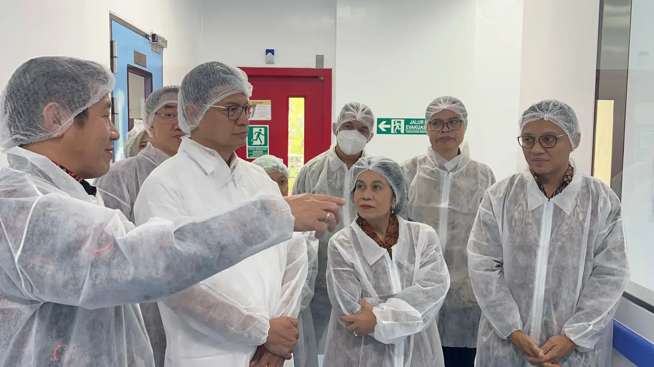Kepala BPOM, Taruna Ikrar, mengunjungi Kalbe Business Innovation Center di Jakarta Timur dan PT Kalbio Global Medika di Cikarang, Jawa Barat sebagai bagian dari sinergi yang dibangun antara pemerintah dan industri kesehatan. (Dok BPOM)