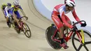 Pesepeda Indonesia, Angga Dwi Wahyu (kanan), memacu kecepatan pada nomor scratch race junior putra saat Asian Track Championship 2019 di Jakarta International Veledrome, Jakarta, Kamis (10/1). Angga berhasil meraih emas. (Bola.com/Yoppy Renato)