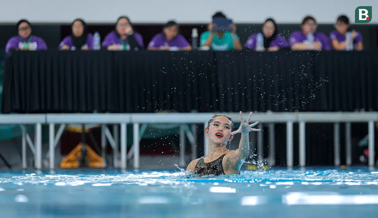 Atlet renang indah DKI Jakarta, Hilda Tri Julyandra saat tampil dalam nomor open women solo free final renang artistik Kejurnas Akuatik 2026 di Stadion Akuatik Gelora Bung Karno, Senayan, Jakarta, Selasa (05/05/2026). (Bola.com/Bagaskara Lazuardi)