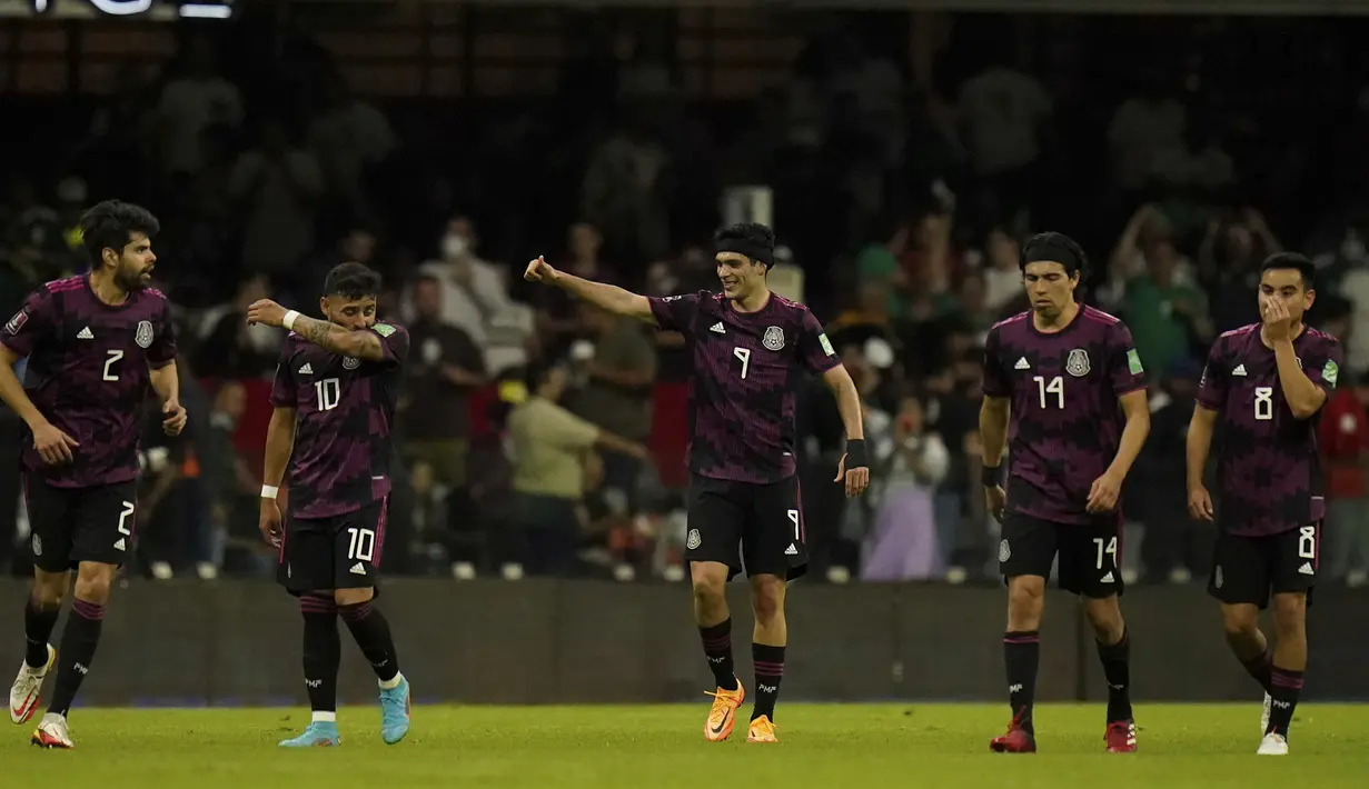 Sementara gol kedua Meksiko dicetak oleh Raul Jimenez (tengah) melalui eksekusi penalti pada menit ke-43. (AP/Eduardo Verdugo)