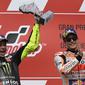 Valentino Rossi dan Marc Marquez di podium MotoGP Argentina, Senin dini hari WIB (1/4/2019). (AFP/Juan Mabromata)
