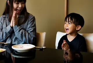 Membangun komunikasi yang hangat dengan anak bukan sekadar mendengar kata-katanya, tetapi juga memahami apa yang sebenarnya ingin mereka sampaikan. (foto/dok: freepik/rawpixel.com)