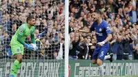 Gelandang Chelsea, Jorginho mencetak gol ke gawang Brighton. (AP Photo/Frank Augstein)