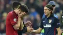 Xabi Alonso menutup wajahnya setelah tersingkir dari ajang Liga Champions saat melawan Atletico Madrid pada semifinal Liga Champions di Stadion Allianz Arena, Munchen, Rabu (4/5/2016) dini hari WIB. (AFP/John Macdougall)