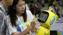 Pengunjung melihat robot untuk keperluan pendidikan selama Pameran Robot Internasional China di Shanghai (10/7/2019). Pameran yang menghadirkan robot-robot canggih ini diselenggarakan dari 10 sampai 13 Juli 2019. (AFP Photo/STR)