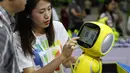 Pengunjung melihat robot untuk keperluan pendidikan selama Pameran Robot Internasional China di Shanghai (10/7/2019). Pameran yang menghadirkan robot-robot canggih ini diselenggarakan dari 10 sampai 13 Juli 2019. (AFP Photo/STR)