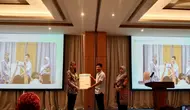 Penyerahan Kajian Sumber Asam Lemak Trans pada Pangan oleh WHO Indonesia kepada Kementerian Kesehatan Republik Indonesia pada Acara Peluncuran Kajian Sumber Asam Lemak Trans pada Pangan di Jakarta (6/5/2024).