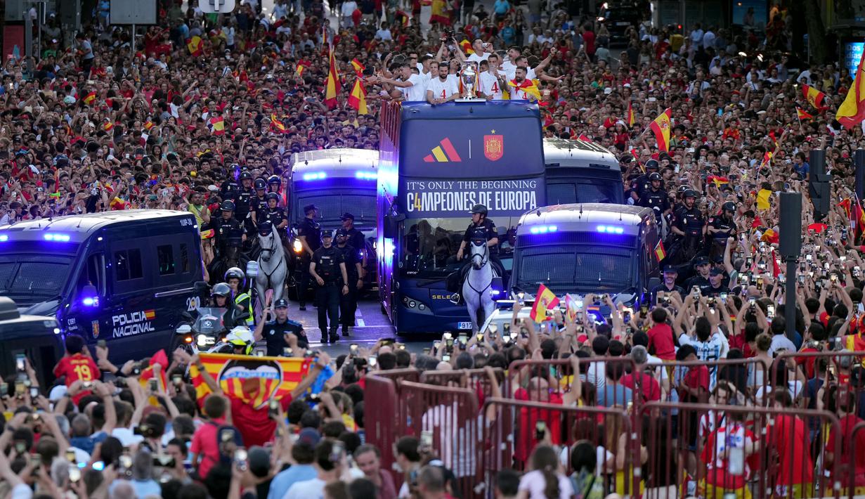 Timnas Spanyol merayakan gelar juara Euro 2024 dengan parade bus terbuka dan akan bertemu dengan Raja Felipe VI. (CESAR MANSO / AFP)