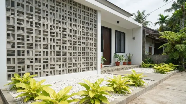 Ide Halaman Rumah dengan Roster Beton dan Philodendron
