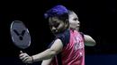 Pebulutangkis Indonesia, Apriyani Rahayu, saat melawan wakil Jepang, Ayako Sakuramoto/Yukiko Takahata pada Indonesia Open 2019 di Istora, Jakarta, Selasa (16/7). Pasangan Indonesia menang 21-15, 21-16. (Bola.com/M Iqbal Ichsan)