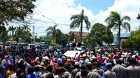 Ratusan nelayan Trawl mengepung kantor Gubernur Bengkulu untuk menuntut diberikan bantuan "jatah hidup" pasca pelarangan melaut (Liputan6.com/Yuliardi Hardjo)