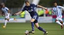 Bek Tottenham Hotspur, Jan Vertonghen, menggiring bola saat pertandingan melawan Huddersfield Town pada laga Premier League di Stadion The John Smith, Sabtu (30/9/2017). Tottenham Hotspur menang 4-0 atas Huddersfield Town. (AP/Nigel French)