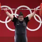 Lifter Indonesia Nurul Akmal berlaga pada cabang angkat besi +87 kg putri Olimpiade Tokyo 2020 di Tokyo, Jepang, Senin (2/8/2021). Nurul Akmal gagal mempersembahkan medali untuk Indonesia. (AP Photo/Luca Bruno)