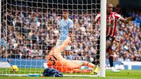 Pemain Brentford Ivan Toney melakukan selebrasi usai mencetak gol ke gawang Manchester City pada pertandingan sepak bola Liga Inggris di Etihad Stadium, Manchester, Inggris, 12 November 2022. Manchester City kalah 1-2 dari Brentford. (AP Photo/Dave Thompson)
