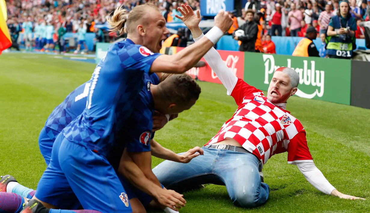 Seorang suporter Kroasia masuk ke dalam lapangan merayakan gol yang di cetak gelandang Luka Modric saat melawan Turki di Grup D Euro 2016 di Stadion Parc des Princes, Minggu (12/6). (Reuters/John Sibley)