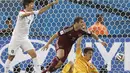 Pemain depan Rusia, Alexander Kerzhakov (tengah) berlari usai menjebol gawang Korea Selatan yang dikawal Ryong Jung Sung di babak penyisihan Piala Dunia 2014 Grup H, Pantanal Arena, Cuiaba, Brasil, (18/6/2014). (AFP PHOTO/Adrian Dennis) 