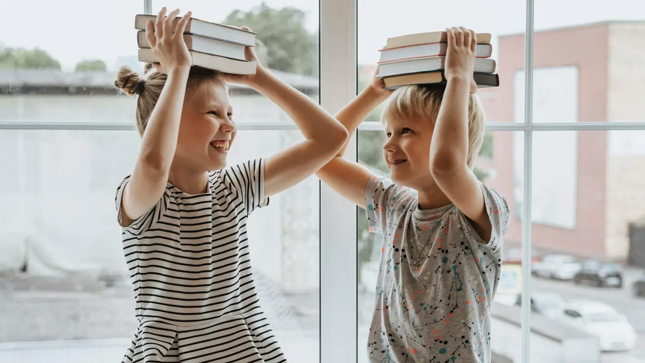 Buku Adalah Jendela Dunia! Ini 4 Tips Mengajarkan Anak Agar Gemar Membaca!